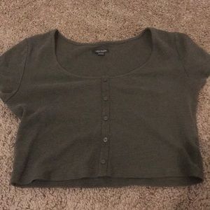 green cropped tee